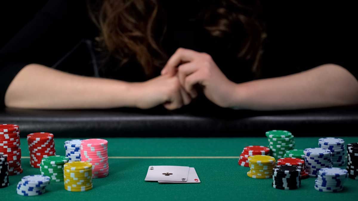 Showing Your Cards in Poker